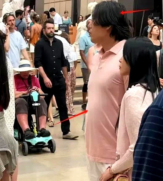 萧敬腾和他老婆林有慧的穿搭，感觉俩人是不是穿反了？

林有慧本来就比他大14岁，皮肤也不算白，还挑了件最显老的咖色毛衣裙。旁边的萧敬腾倒好，一身白，显得更年轻了。

这画面看着，总觉得有点违和。

其实可以看看伊能静，她也是姐弟恋，但就特别会穿，总是把自己打扮得漂漂亮亮的，跟老公站在一起很般配。