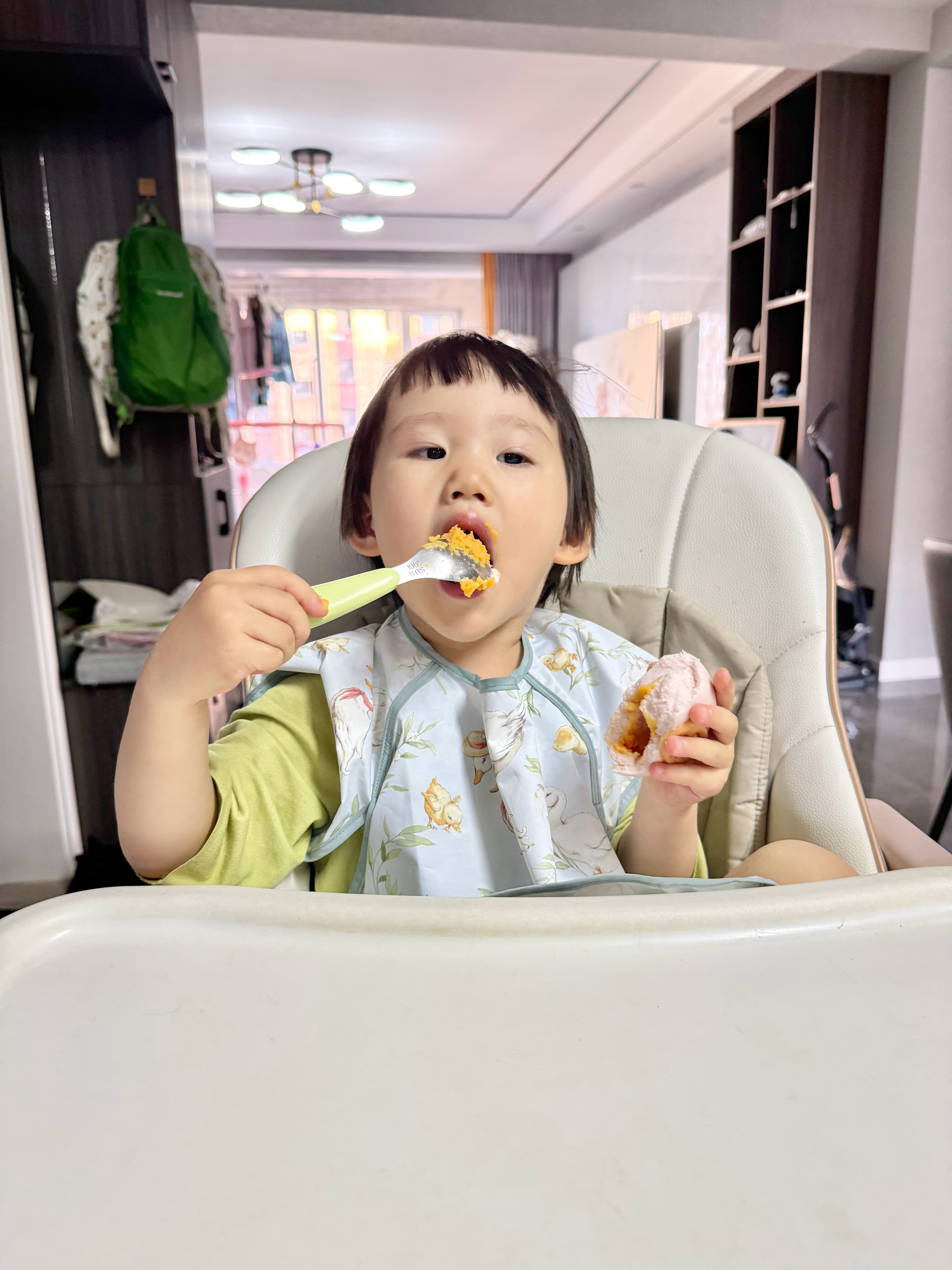 团言团语系列  昨晚哄睡前团子把她的毛绒玩具全都堆在枕头旁边了，躺下之...