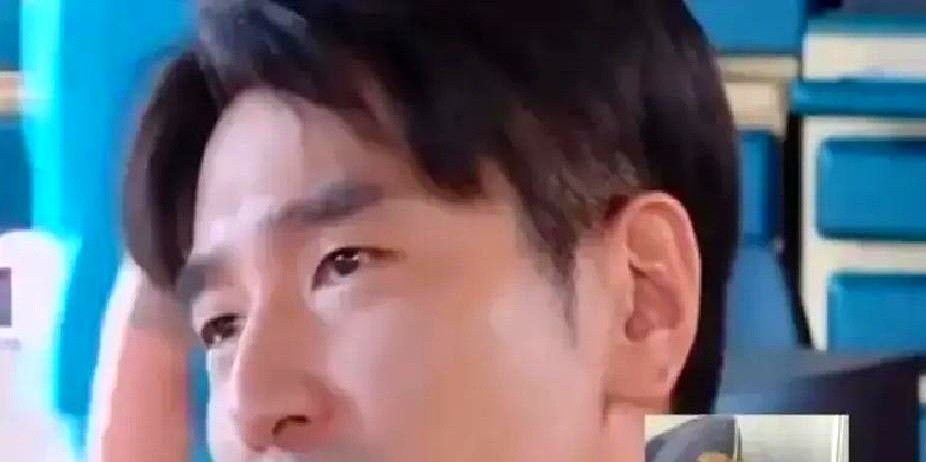 赵又廷对着黄晓明大倒苦水，愁得直叹气，原因竟然是嫌弃女儿长得太像自己。

录节目时赵又廷直摇头，说每天看着扎着小辫的自己满地跑，心里真不是滋味。放着高圆圆那么大个美女基因不用，非得盯着亲爹的五官复制粘贴。

连高圆圆和贾静雯都盖章认证，这孩子简直就是赵又廷的缩小版。黄晓明在旁边笑着劝，说孩子长相随爹