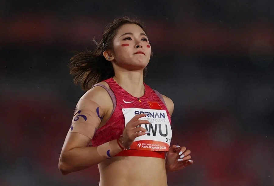 29岁吴艳妮预赛13秒18自评0分！日本双姝同飙12秒85，0.39秒差距今晚决赛怎么追
名古屋瑞穗体育场的中雨里，吴艳妮冲过终点线，抬头看了一眼计时牌，13秒18。小组第二，晋级了。但她在混采区对着镜头说了一句让所有人愣住的话——“这一枪，我给自己打0分。
”
赛道另一头，第6道的福部真子刚刚跑出