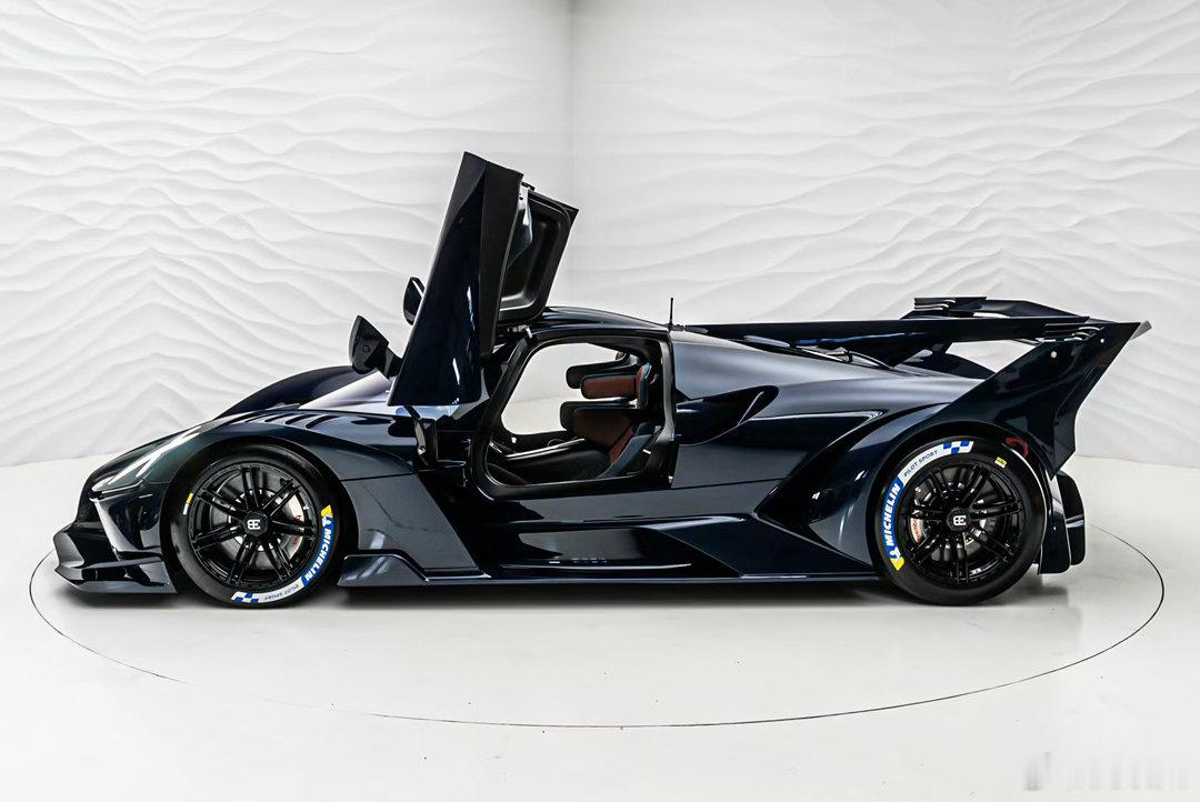 #好车分享# Bugatti BOLIDE TRACK PACK 1of40，680万欧元的赛道版布加迪，还是8升W16四涡轮引擎，1600马力。 ​​​