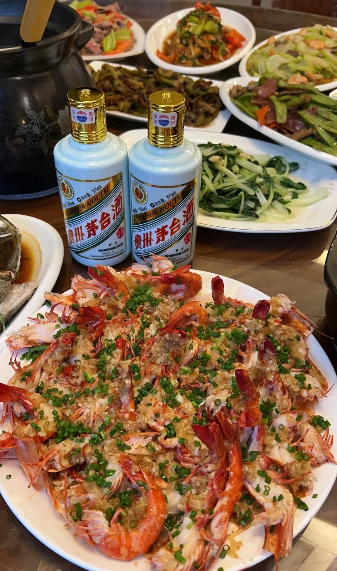 端午和朋友凑一桌家宴是最难得的欢乐！  忙忙碌碌抽空聚一场，比啥都珍贵...