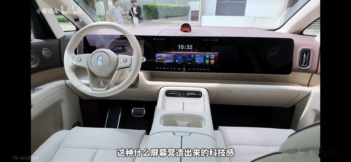 【不懂就问系列】突然发现，享界V8很可能是黑马？

不看不知道，细看真想要？……之前从未关注享界V8，今天突然看到有人“偷跑”的视频，一下子吸引住了我。

体量5335*2005*1825，轴距3250，在MPV界足以算是大块头了……与SUV相比，空间优势会非常明显吧？

推测（高配）会有后轮转向，据说转弯半径只 ​