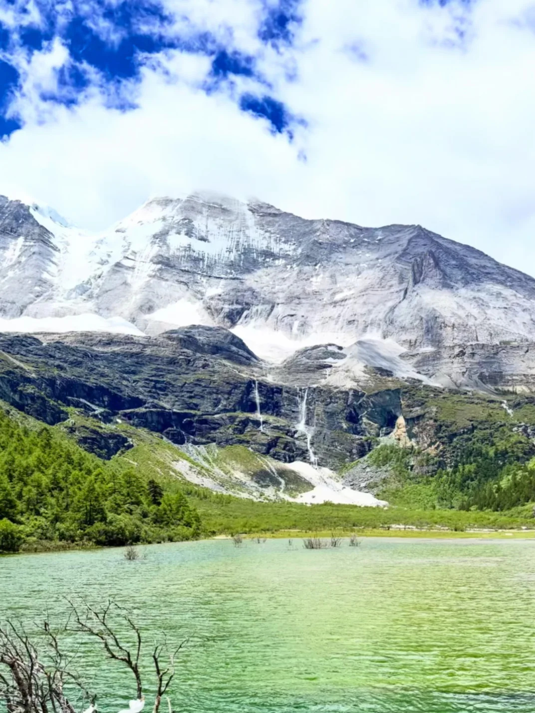被这蓝绿湖水硬控了！⛰️
