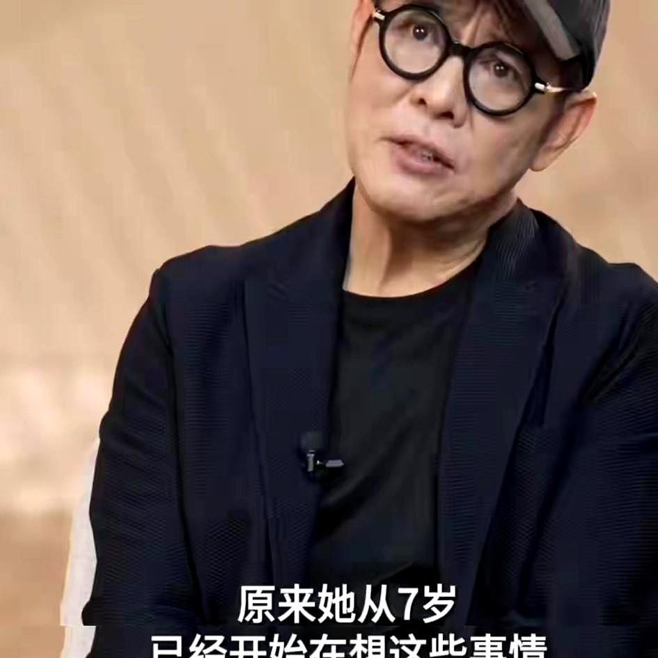 向太在直播间随口提了一句李连杰小女儿得过重度抑郁，直接把这家人的陈年旧账又给翻了出来。
外界总爱拿这四个女儿做对比，看来看去，全员名校，履历金光闪闪。利智生的两个姑娘，大的进哈佛、去顶级名媛舞会，小的哥大毕业，从小就在名利场和聚光灯底下泡着。
前妻生下的两个女儿呢？也是名校毕业，老二现在踏踏实实