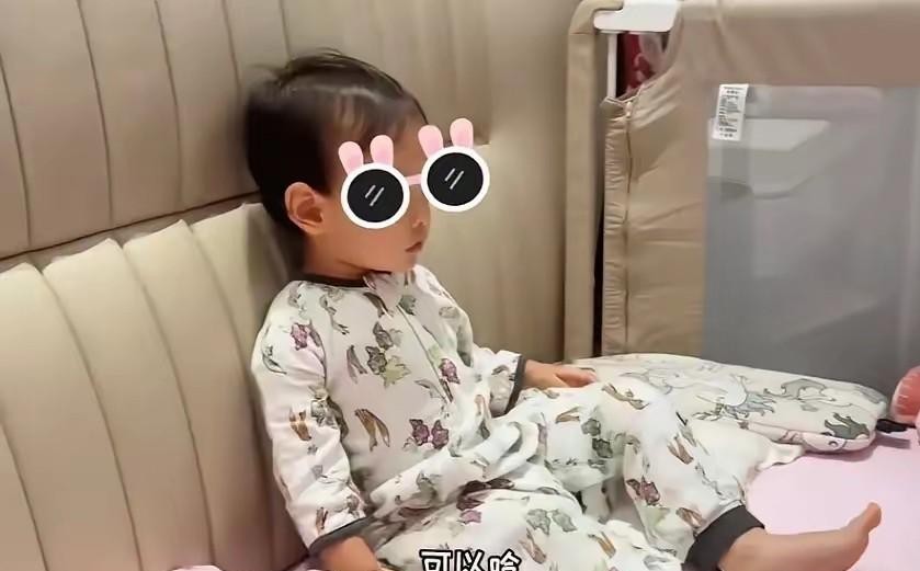 任重和孙骁骁这套房子被扒出来的时候，不少网友第一反应居然是：明星家怎么也这么挤？
还真不是房子面积小，主要是全被闺女的东西占满了。
放眼望去，客厅哪还有大人下脚的地儿。地垫直接铺满，搭着粉色小帐篷，旁边还堆着滑梯、攀爬架和小沙发，活脱脱把客厅改造成了室内儿童乐园。
很多艺人晒豪宅恨不得全是冷冰