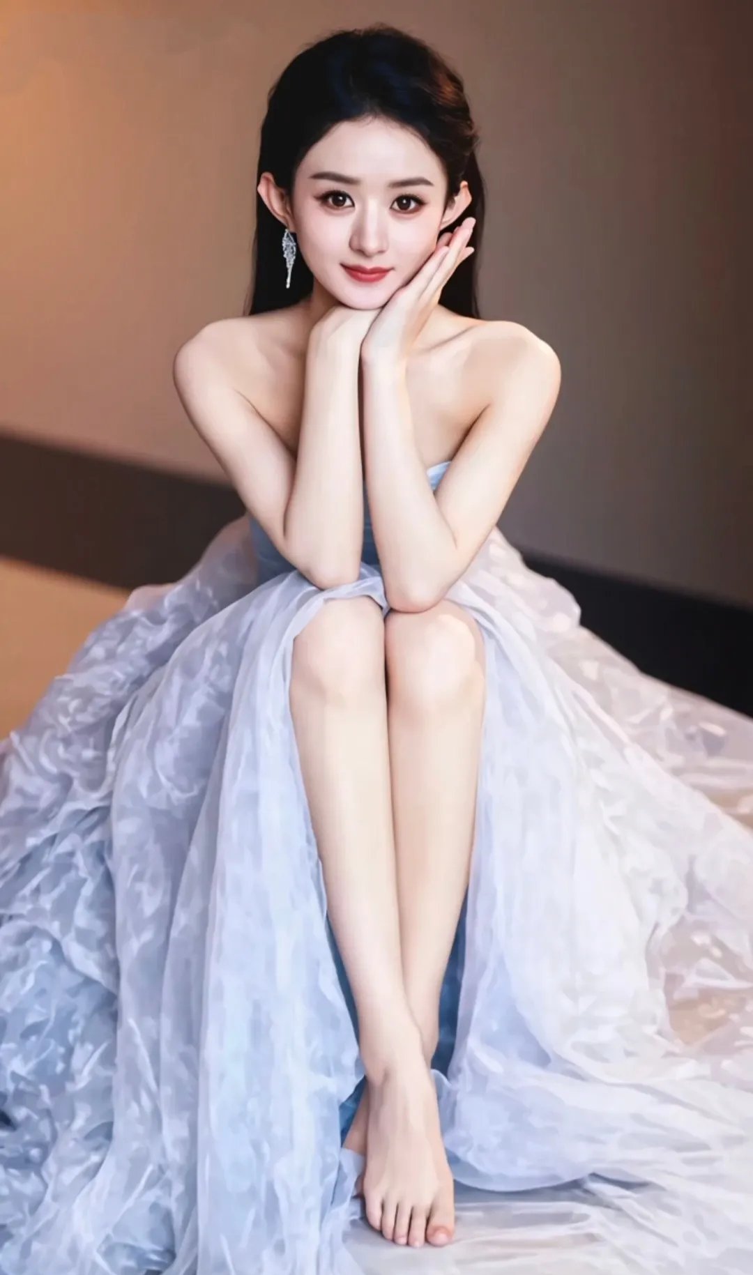 赵丽颖
她主动选择放缓工作节奏，自上一部作品杀青后已13个月未进新剧组，推掉30多部同质化大女主剧本，在手握飞天、金鹰等主流奖项的事业巅峰期选择沉淀自我，也成为近期行业内讨论度很高的话题。
