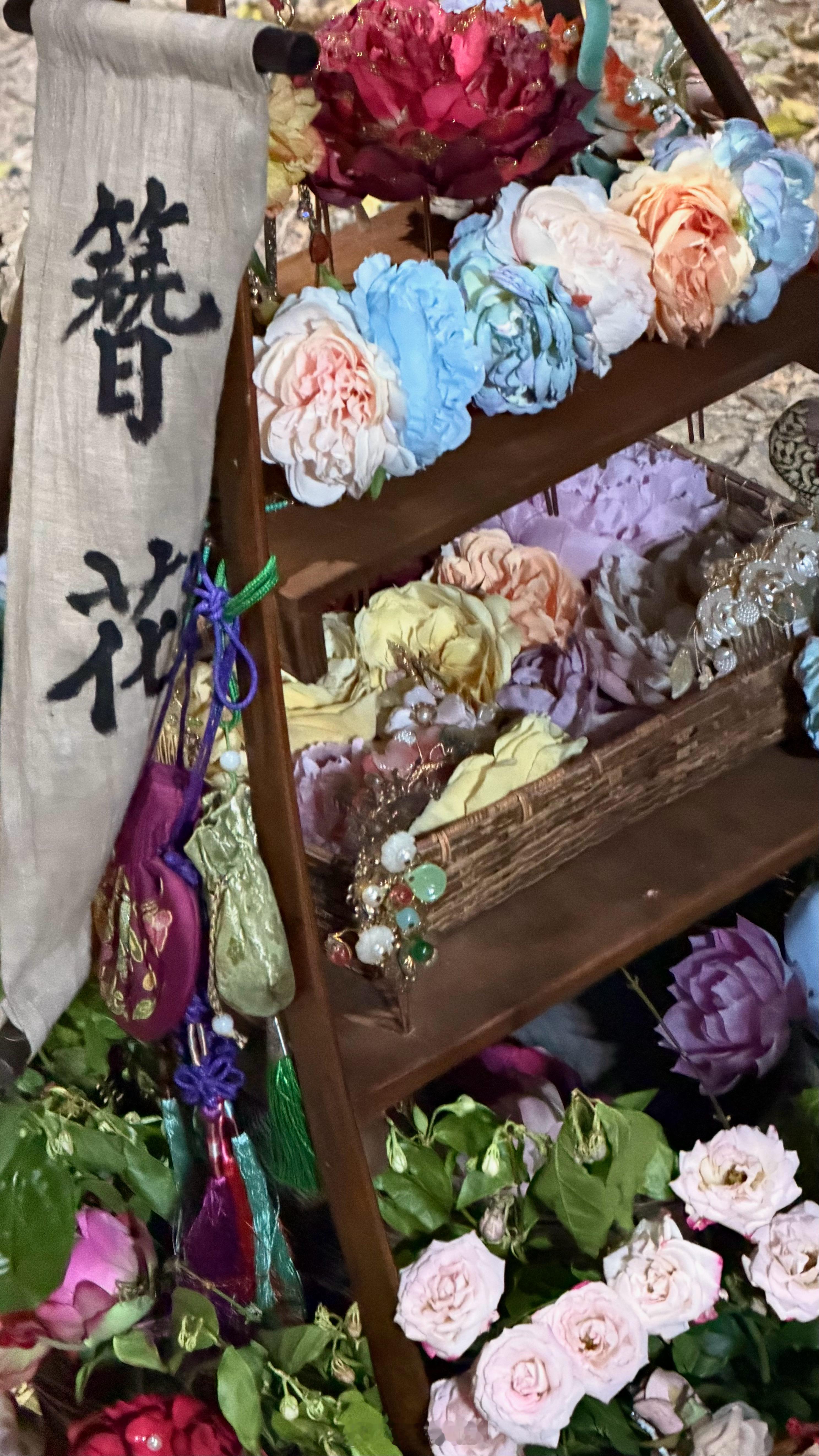 🫧
长生骨·念相思实景
金银镇｜簪花摊｜糖人摊｜成衣铺
#虞书欣何盼##虞书欣何盼被捅回大河蚌##曝虞书欣王晓慧主演连环套# ​