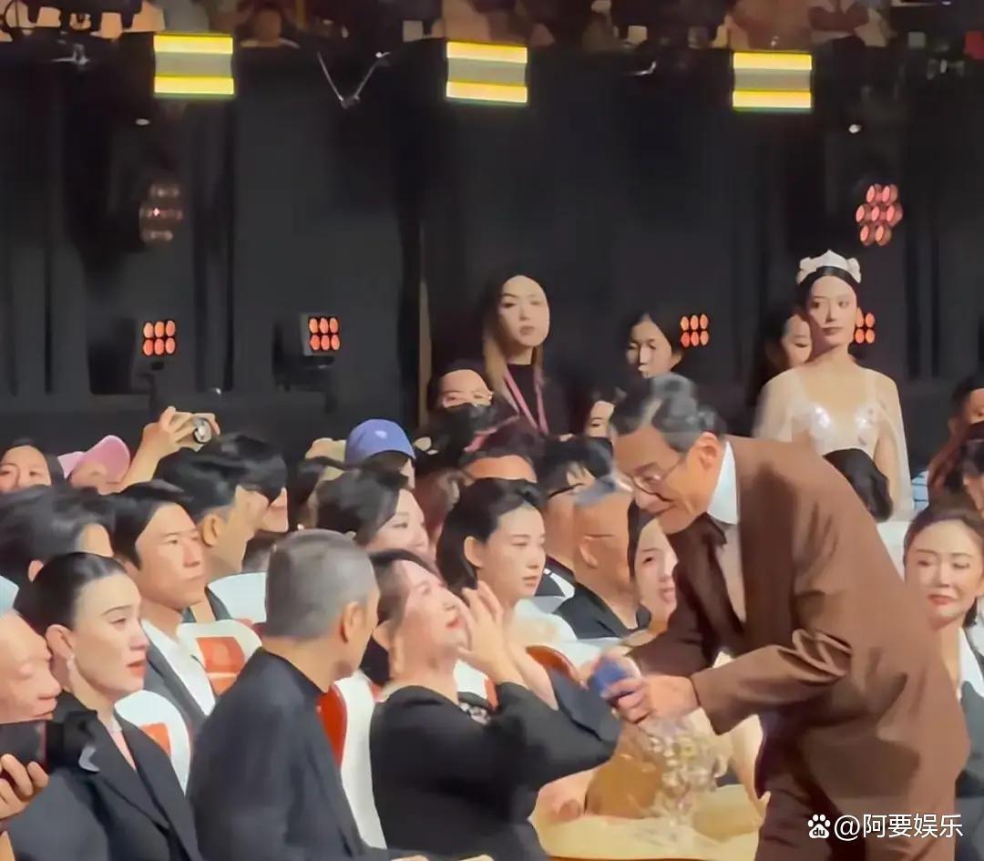 百花奖台下那几秒，马丽宋佳的眼泪和梁家辉的手帕，把娱乐圈最稀缺的东西照亮了 ​