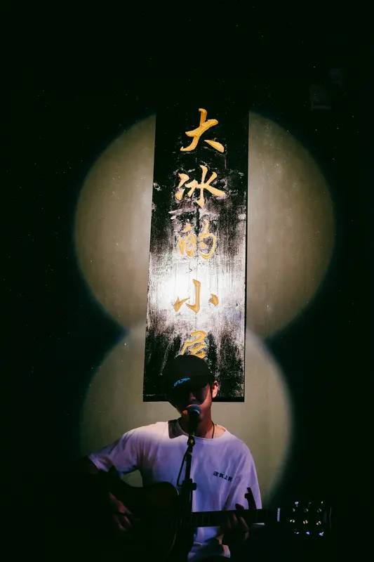 大冰为大鹏破例拍电影，这事儿得从他俩的交情说起。2008年大鹏用全部实习工资帮大冰渡难关，这份恩情大冰记了十几年。如今大鹏拍电影，大冰推掉旅行免费出演，还带着大鹏儿子完成演出，这重情重义的劲儿没谁了。
以前很多人觉得大冰是贩卖诗和远方的网红作家，但央视采访让大家看到他的真性情。他鼓励患先心病姑娘勇敢