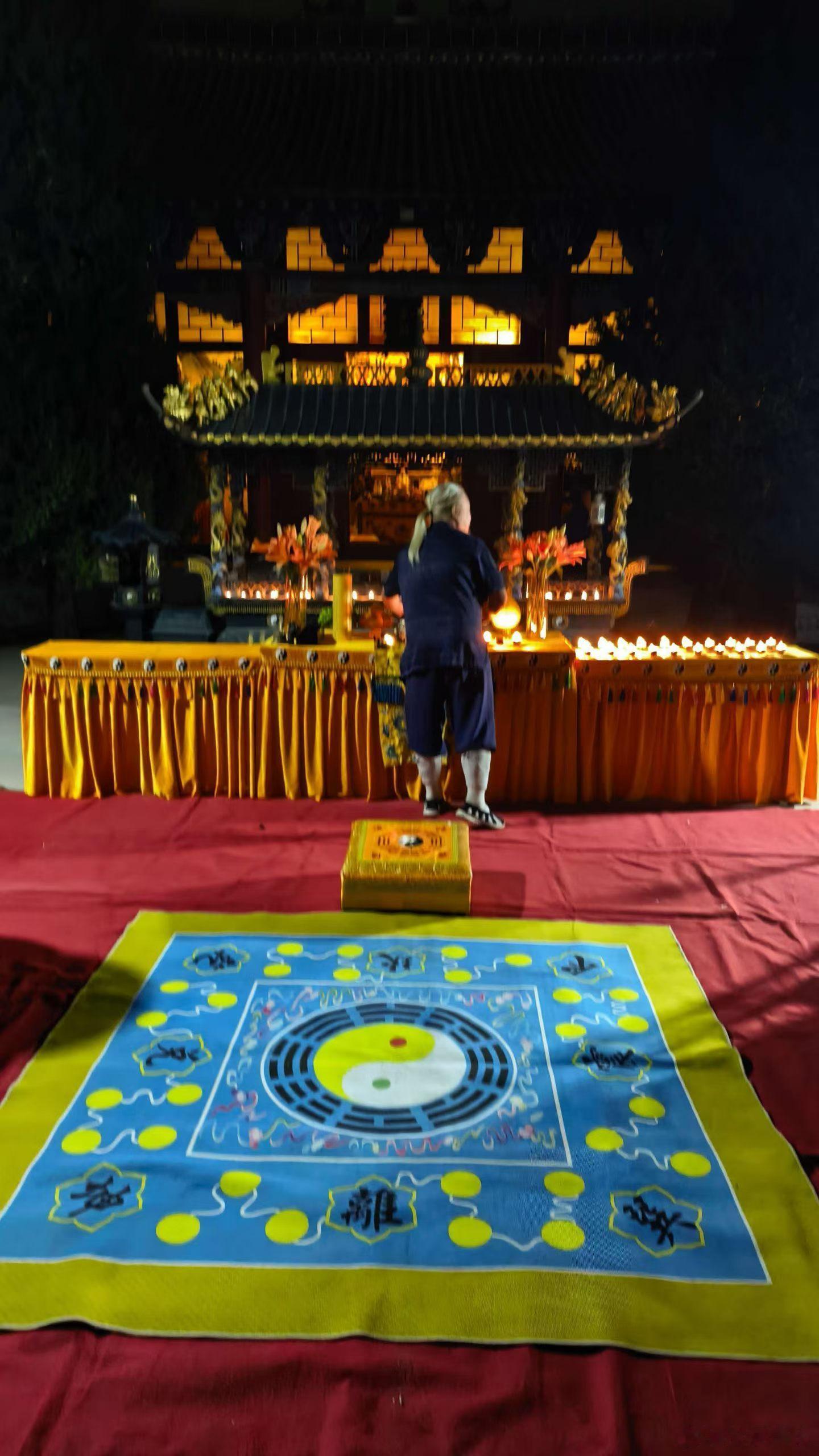 中秋佳节，明月高悬，为所有新老缘主祈福，为所有同胞祈福，为祖国祈福，祝大家心想事成，万事如意，国运长久，繁荣昌盛，早日统一团圆[玫瑰][玫瑰]……玄灵道人 ​​​