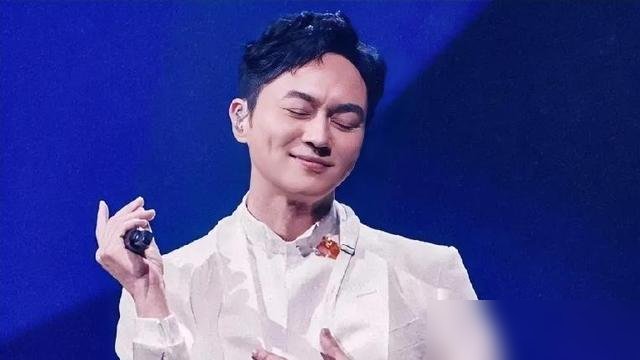 张智霖把33年前的前女友请上演唱会，袁咏仪就坐在台下举着手机录，还笑。
许秋怡跟他合唱《片片枫叶情》，她老公王书麒也在场。四个人，谁都没躲。
这歌当年是俩人定情曲，现在唱得像老同事叙旧。袁咏仪录完还鼓掌，手稳得很。
张智霖唱到一半，提起死去的牌友，哭到喊“以后三缺一了”。袁咏仪在台下跟着掉泪。
