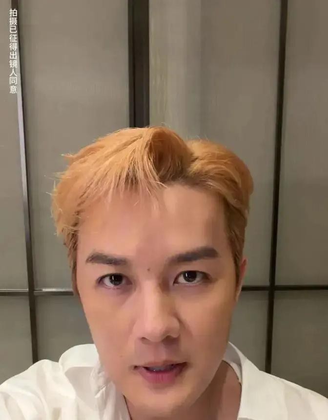 9岁患癌男孩肿瘤扩散到脑部，想坐高铁看海却哪也去不了，吴克群喊话全国网友用AI帮他圆梦，母亲最新回应治疗费已够别再捐
9月28日，谭女士推着轮椅上的道明走出济南某医院，检查结果尚好，几天后又要化疗。而就在六天前，吴克群在视频里说，这个孩子身体不允许，医生不允许，时间不允许。
一、AI圆梦，是安慰还是