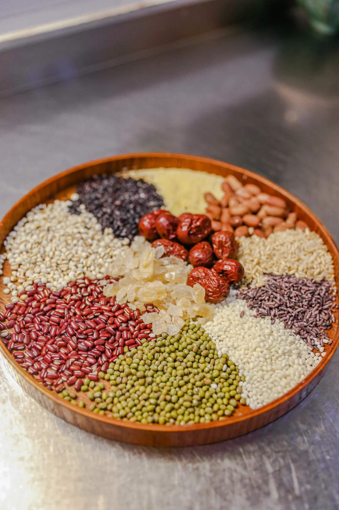 过了腊八就是年，腊八节喝腊八粥，准备迎接年