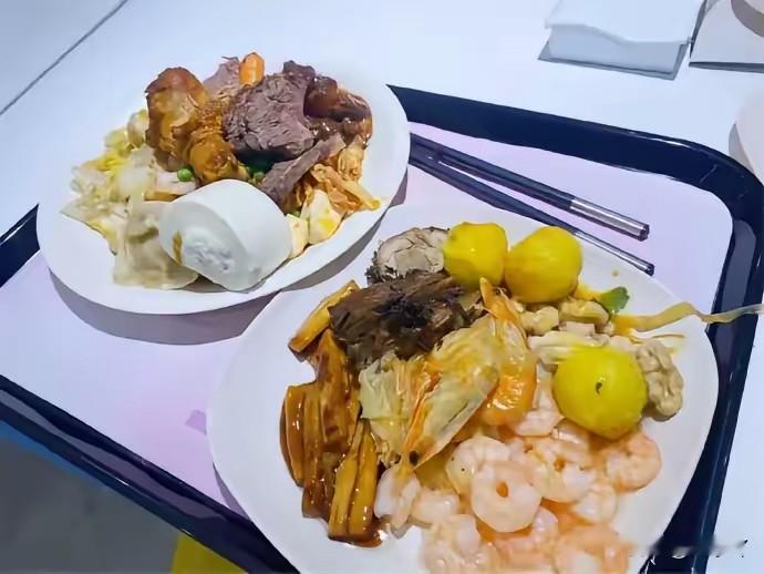 日本亚运会伙食断崖式下跌！各国运动员怀念上一届杭州的食物，难怪现在的奥运会、亚运会都想要中国承办。
​泰国台克球队教练在名古屋亚运会赛场餐厅拍了一段视频，餐盘里鸡肉只有三块，意大利面就一小团，米饭被装进纸杯大小的容器里，想多要一种蔬菜还被工作人员告知“只能二选一”。这段视频发到TikTok上，泰国网
