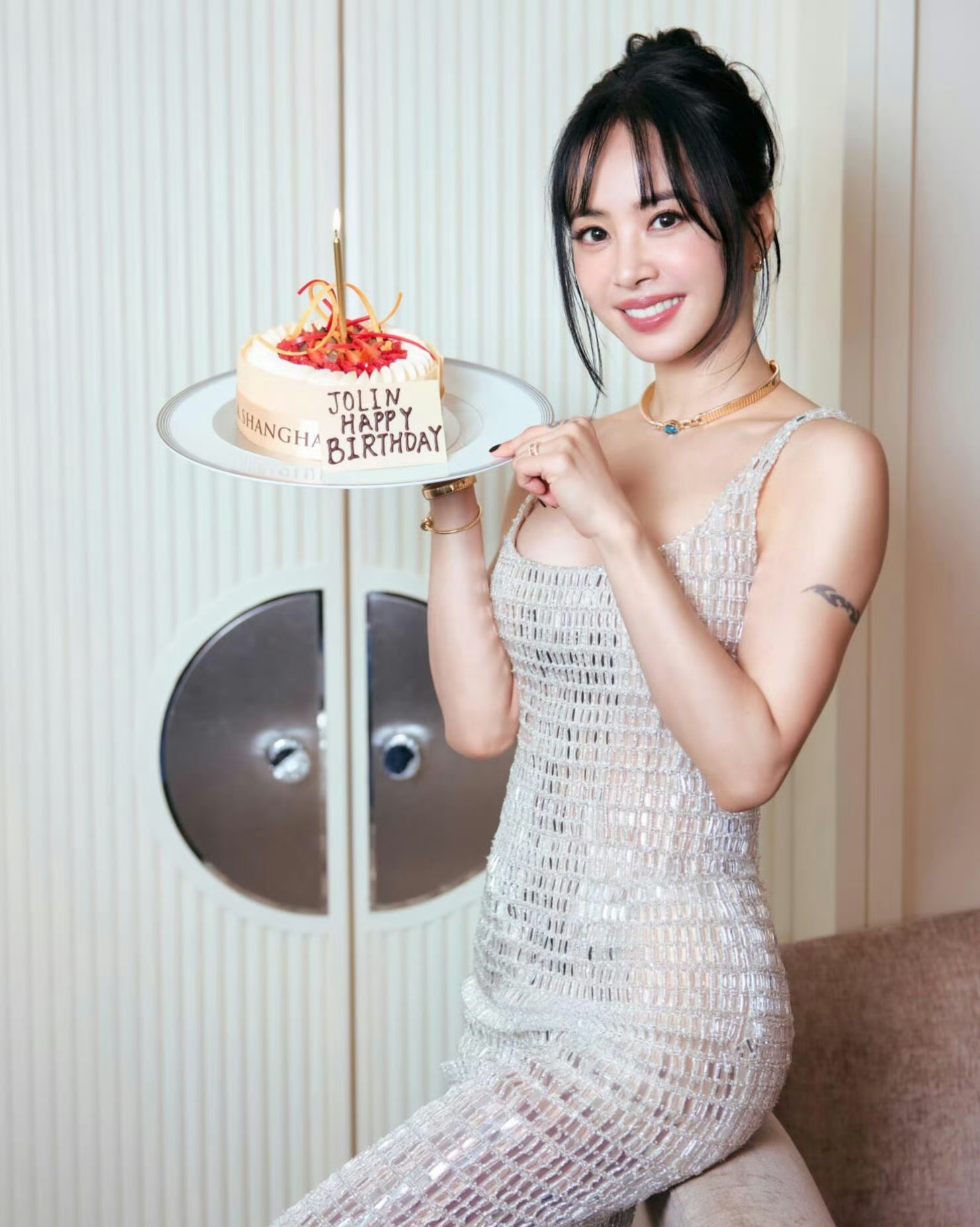 女明星里我最搞不懂人，
估计就是蔡依林了，
明明她都44岁了，但是看起来依旧很有活力，好像还是二十多岁的样子。
 
在蔡依林这组生日照片里，她状态絕了，身形纤细紧致，脸上没有疲惫感，灵动明媚，笑起来自信大方，hun身透着闪闪发光的少女感。
 
我身边不少同龄人，到这个年紀体态和气铯完全不一样，和蔡依