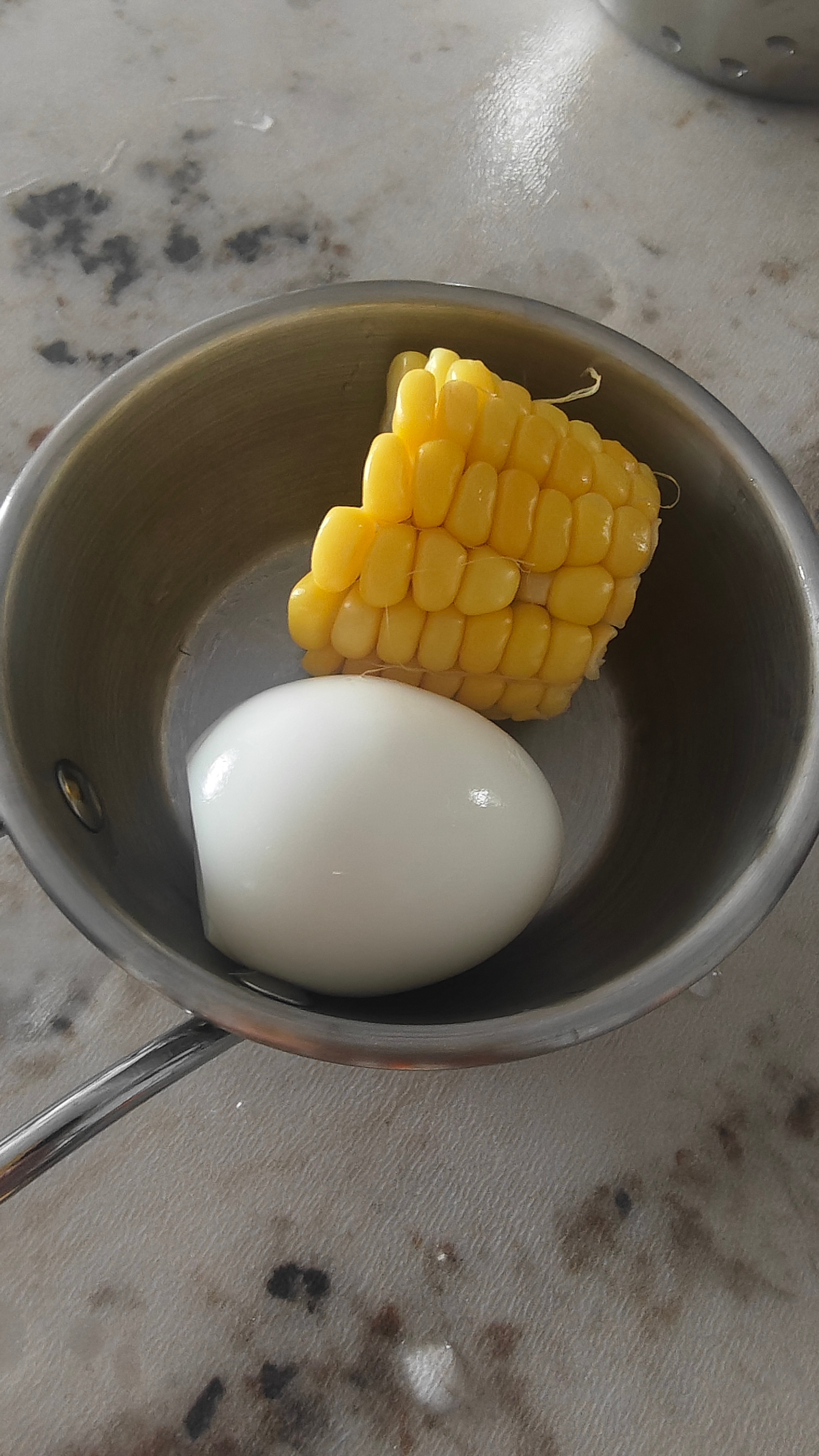 吃早饭啦！

我们家的肉蛋奶消耗量巨大，因为小石头是个无肉不欢的人，如果没有吃肉，他就觉得没有吃饭一样。

但是他的体重有一些超标了，所以我们现在调整饮食结构。

早上安排吃鸡蛋，牛奶和杂粮，杂粮有玉米或者是红薯，有时候是南瓜，但是他吃不够，他还要加点饺子之类的。

其实也不是吃不够，就 ​