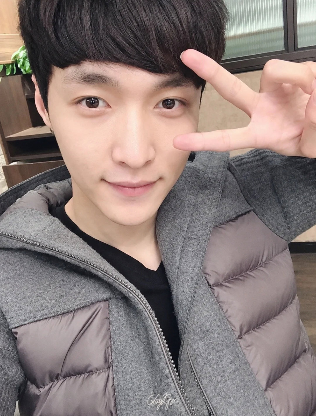 #张艺兴[超话]#[期待]#张艺兴#
 我去好萌啊  素颜宝宝豆豆眉 经典✌🏻 ​