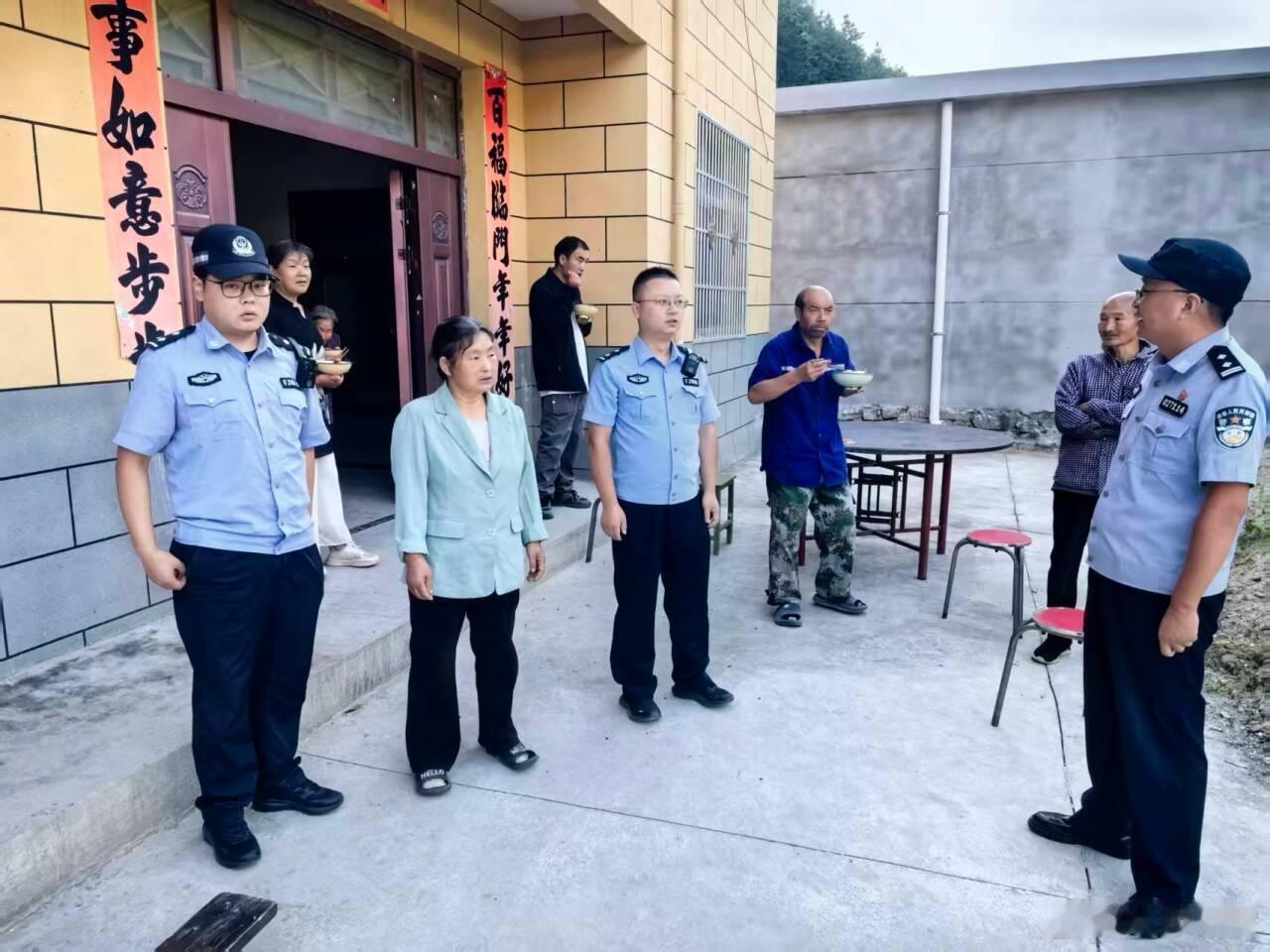 #陕西治安# 【警犬+无人机立体搜救！深山寻回走失老人】近日，商洛柞水公安红岩寺派出所辖区群众熊某独自进山摘五味子走失，失联长达2天1夜，家属自行搜寻无果后紧急报警求助。接警后，红岩寺派出所迅速联合刑侦大队开展救援。事发山林植被茂密、地势崎岖，搜救难度极大。为抢抓救援时机，红岩寺派出所 ​