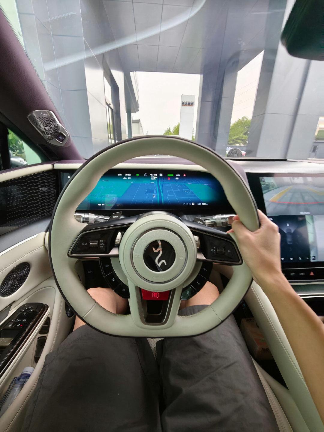 目前我开过配备主动悬架的车：蔚来ET9、仰望U7、蔚来ES9、理想L9 Livis、保时捷Taycan

保时捷的PAR是最贵的，的确也是效果最好、在各种路况下表现最惊艳的。

主动悬架很考验调教，当然后期提升空间也非常大。 ​