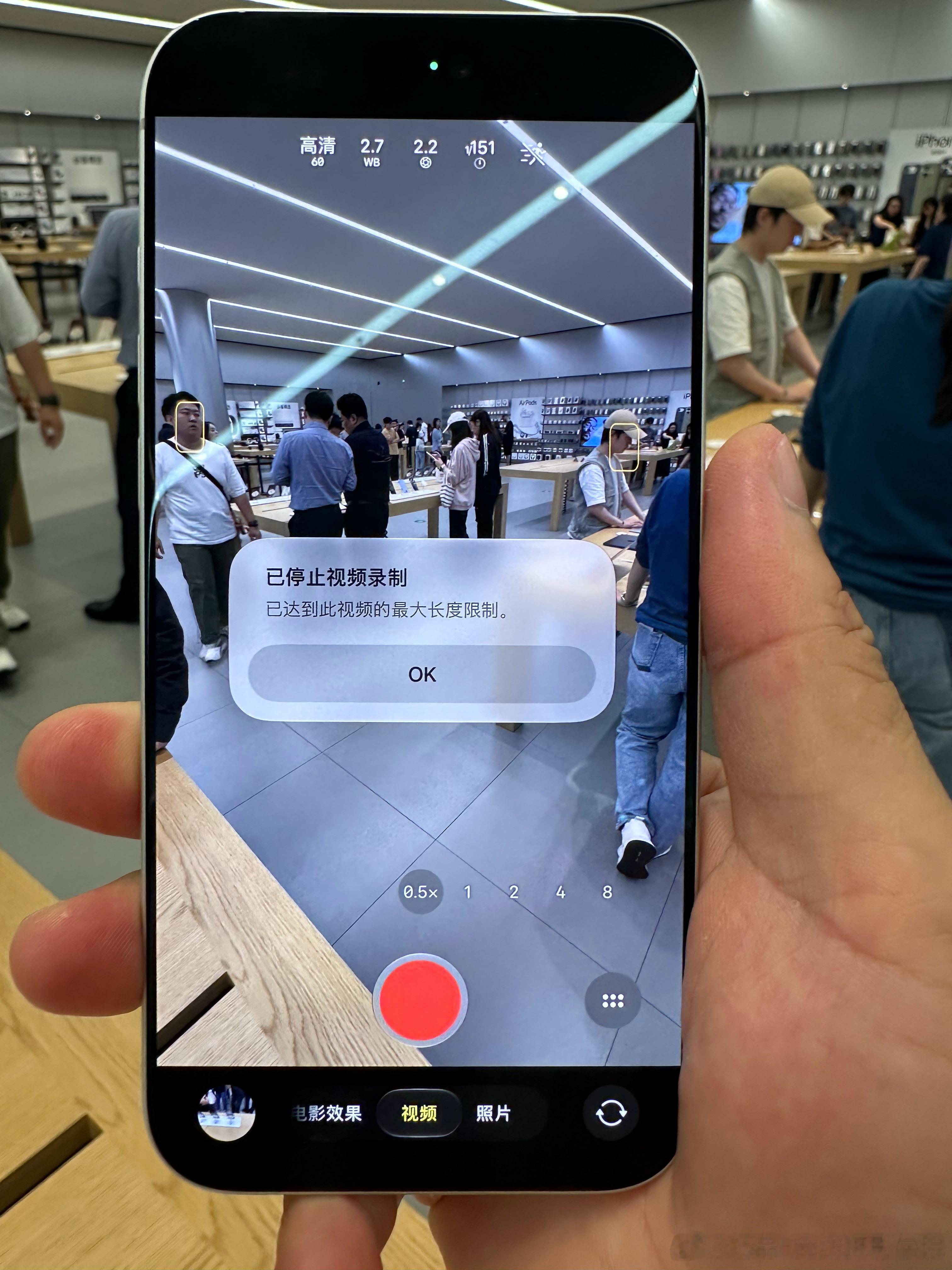 可以基本判定，苹果iPhone18pro max今年新增的小功能，几乎全都是摆设！可变光圈，没啥用，属于可有可无的升级……白平衡调整的效果一言难尽，差强人意，可用性似乎不高……快门速度也几乎没啥日常的实拍场景可以用得到，不好用……等等……

只不过，我发现，这次苹果把画面比例直接放在了顶部，按一 ​