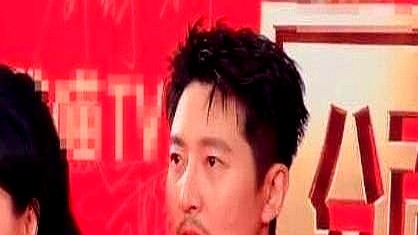 拍《老舅》一口气吃到了180斤，转头走红毯衬衫直接空荡荡。

李乃文在综艺里当面喊他“郭京瘦”，记者追着问怎么瘦的，郭京飞回了两个字：戒酒。没节食，没撸铁，3月份还在酒局推杯换盏，到了10月份下颌线全出来了。

短短几个月，把体重当面团一样揉来搓去。中年男演员为了贴角色直接对自己下死手，你觉得这算敬