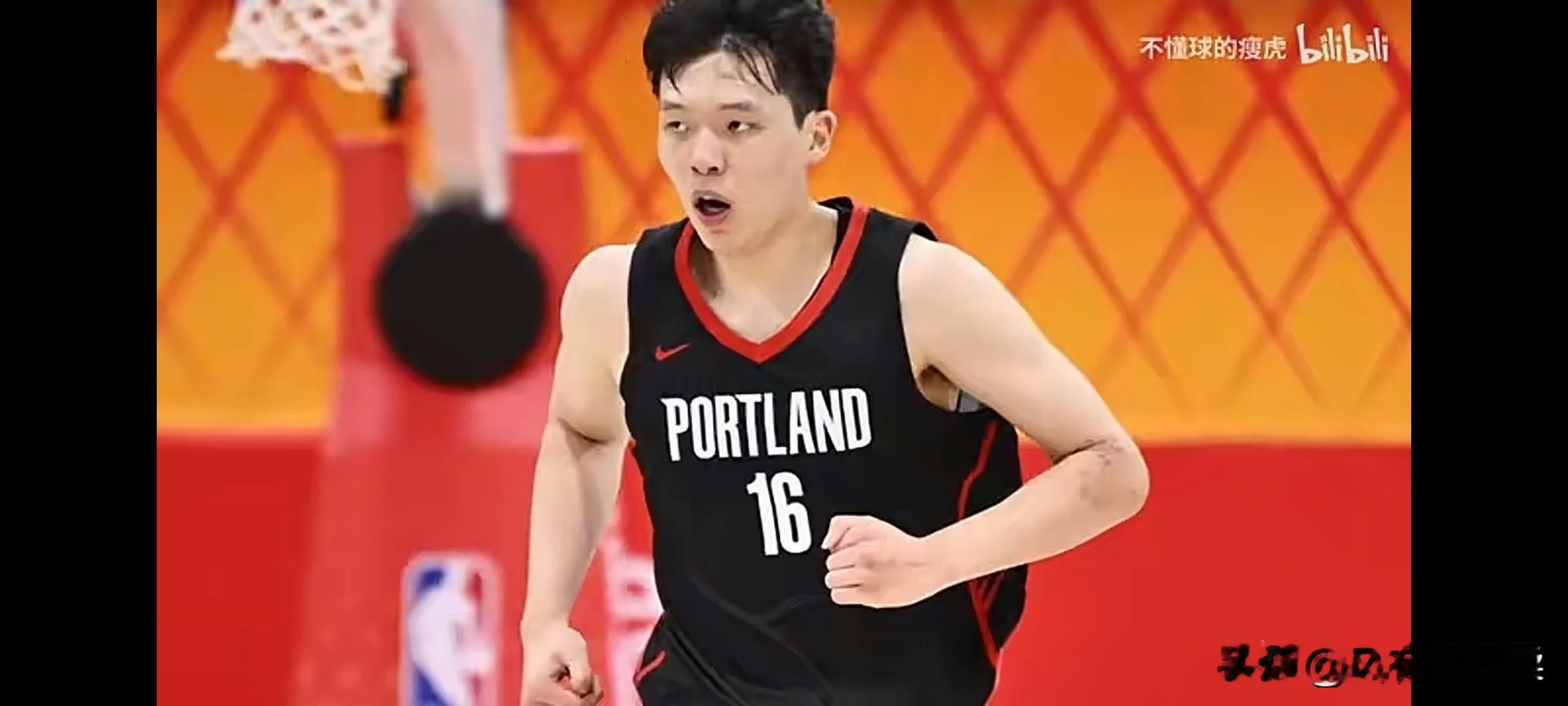 末节比赛打了12分钟，杨瀚森NBA常规赛前途如何
开拓者123-118击败勇士，杨瀚森末节打满12分钟，6分2板4助，正负值+5。对比去年对阵勇士季前赛6犯离场，本次最大进步是犯规控制与赛场冷静度，教练诺里赛后明确肯定他完成了战术任务。
本场比赛释放的积极信号有以下三点：1.策应天赋队内独一档。12