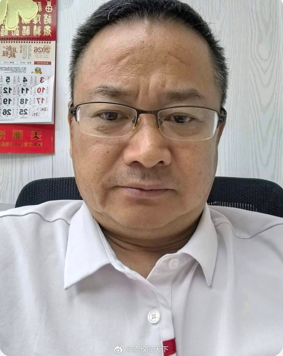 #特斯拉roadster飞起来了#马斯克简直是鬼才，特斯拉发布新一代Roadster跑车，零百加速根本不重要上来就起飞。高压气体喷射，直接翻滚着飞过车队，未来上路交警怎么拦，用单兵防空导弹吗？多条视频展示原地起飞、翻滚，再安全落地，这不是科幻而是特斯拉新产品，Roadster用事实证明科技创新从来没有尽头 ​