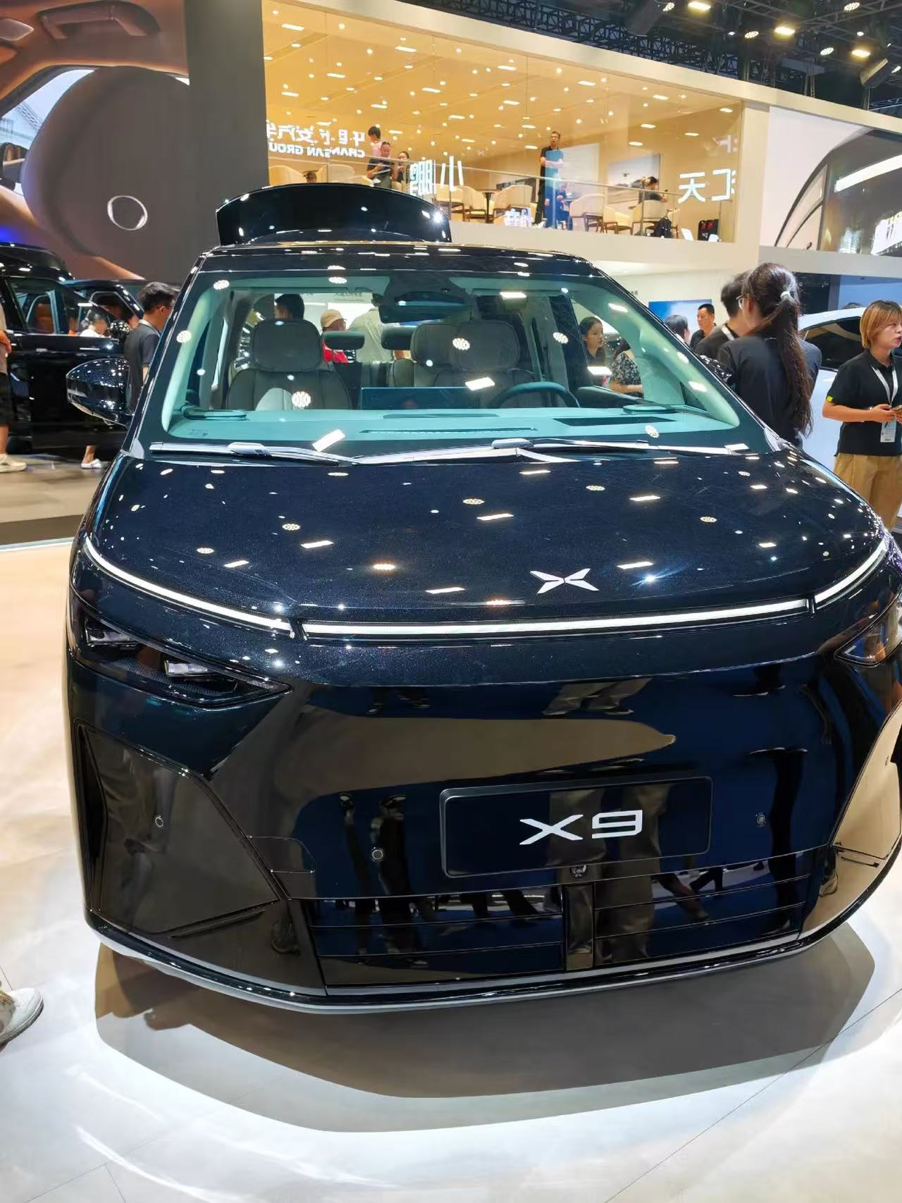 小鹏X9，MPV赛道又多一位选手。现在MPV市场真的太卷了，各家都在使劲堆东西。小鹏在这块有自己的积累，但MPV和轿车SUV完全不是一回事。我有点好奇它能不能跳出固有思路，就怕跟着别人的路子走，最后很难打出差异化，还是期待能有不一样的巧思。【来自懂车帝车友圈】