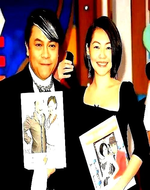 小S一休产假，《康熙来了》收视率就直线下跌。

当年找阿雅、Selina代班都没用。直到2006年5月小S归队，布景都没换，收视立马飙升。后来她再请假，数据跌落反弹的走势一模一样。

陈文茜问蔡康永甘心当绿叶吗？他说自己看得懂数据。

早年在《真情指数》他是绝对主角，端着做深度访谈。到了《康熙》，他