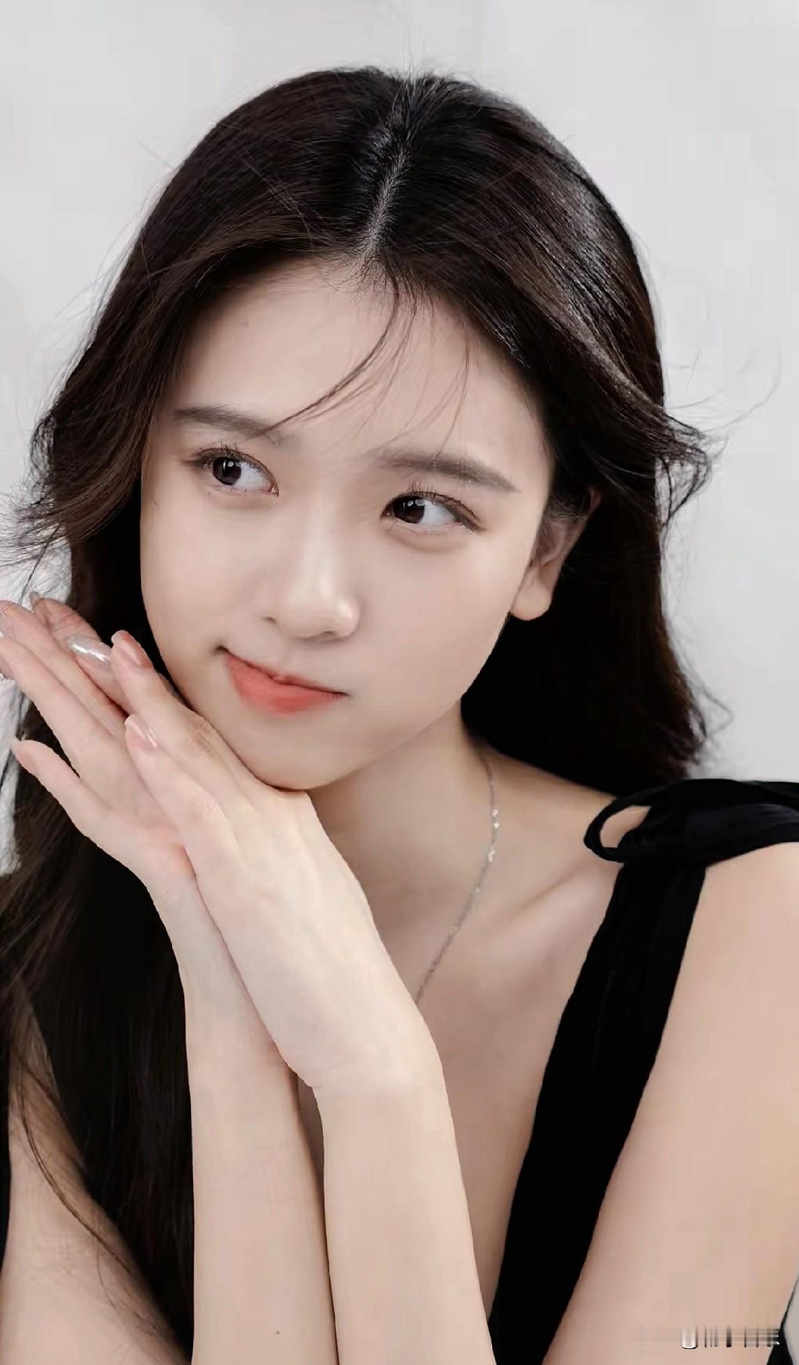 温柔甜美的小姐姐，指尖轻触脸颊，仿若带起一阵柔风，自然光彩如星子洒落...