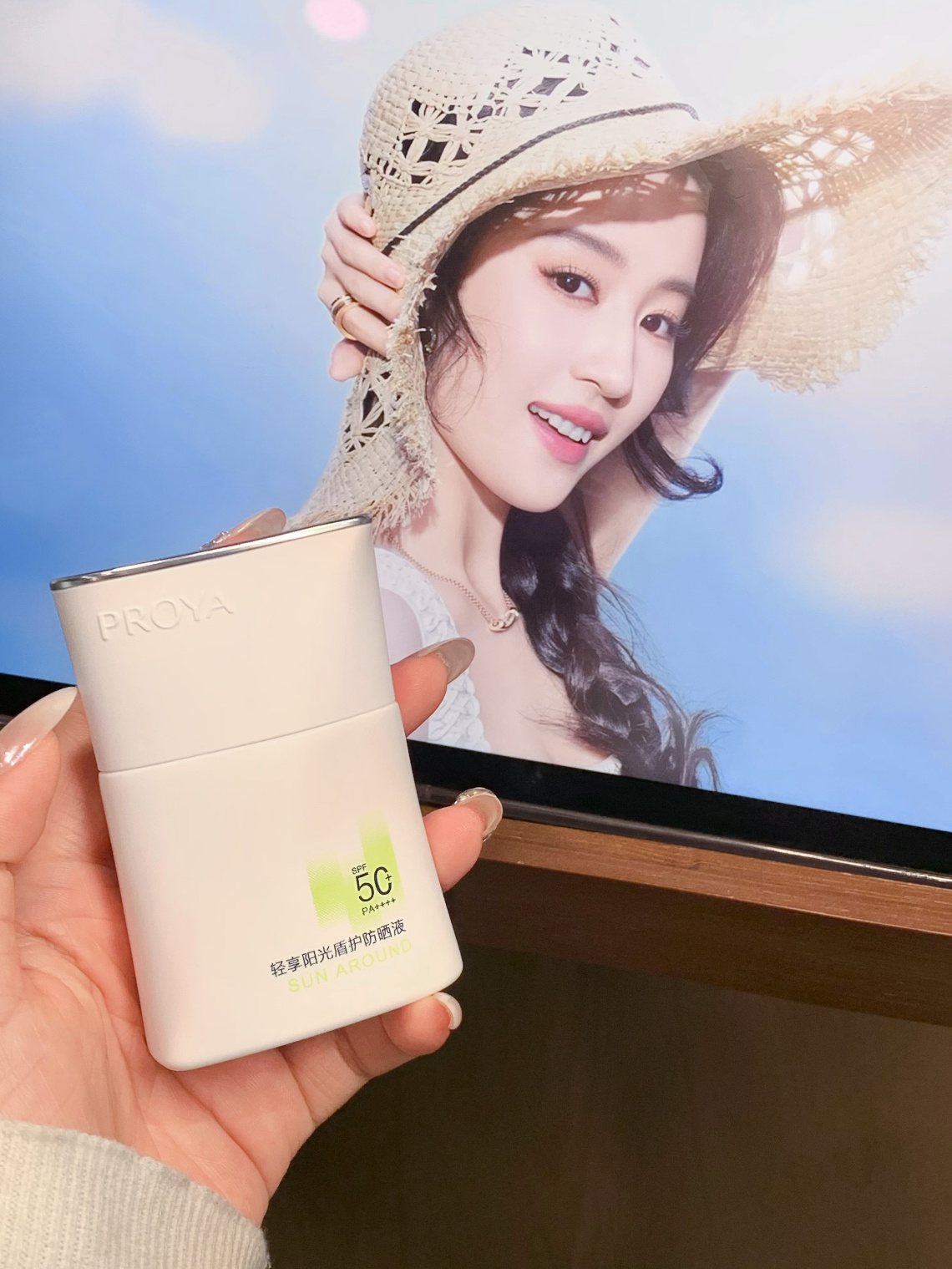 刘亦菲这次纽约看秀的西装背头造型真的鲨疯了！飞吻那一下我直接原地去世?...