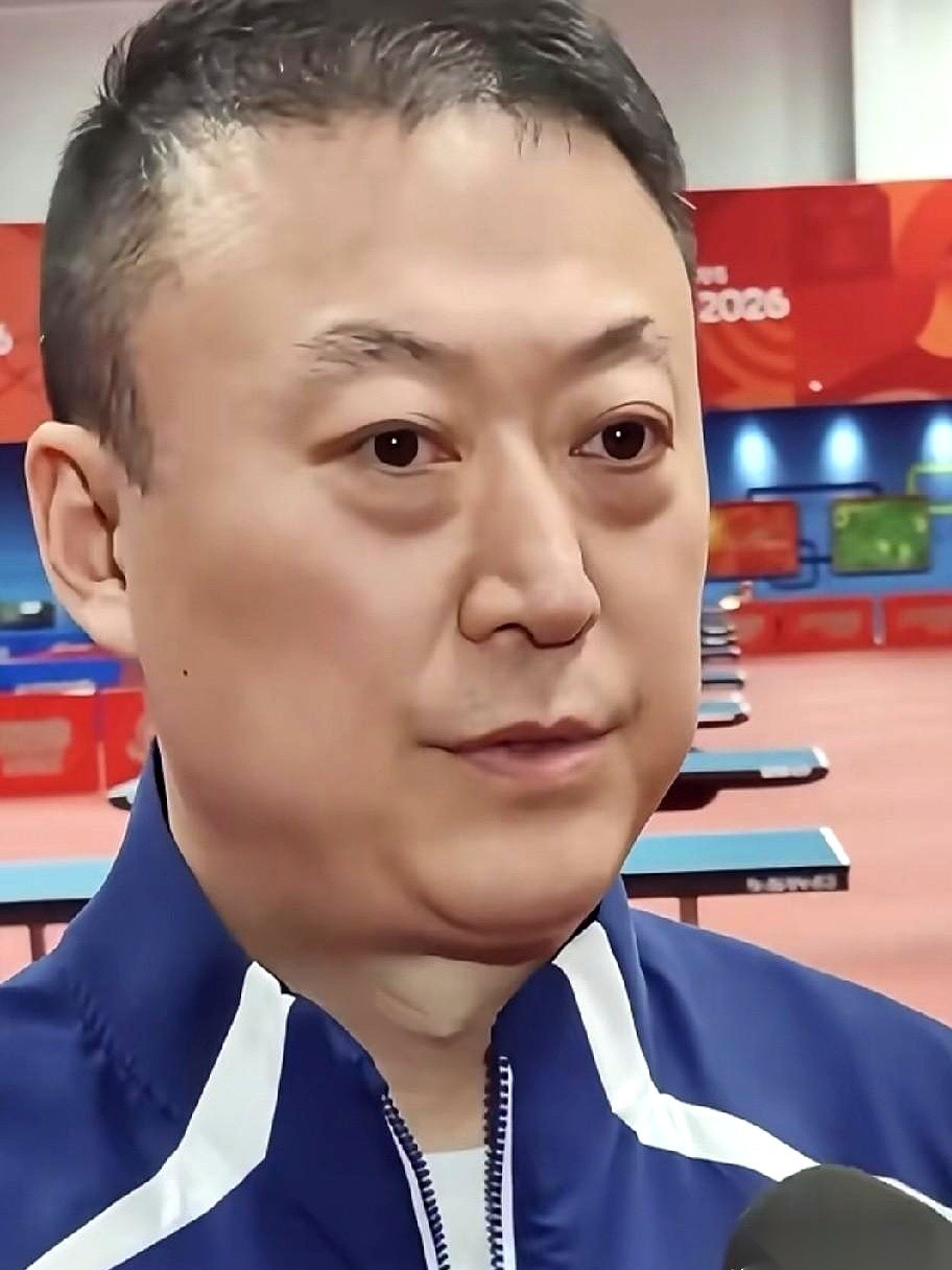 马琳在亚运会前的一段受访原话，直接把国乒女队那层看似“一家独大”的窗户纸给彻底捅穿了。
他在这段采访里抛出的现实极度扎肉：桌子对面的日本队，交接班的速度快得不讲武德。
论年纪，日本那头的伊藤美诚和平野美宇，满打满算跟孙颖莎同岁。但在日本队的流水线上，这两位已经被卡到了边缘，甚至挂上了“临近退役”的号