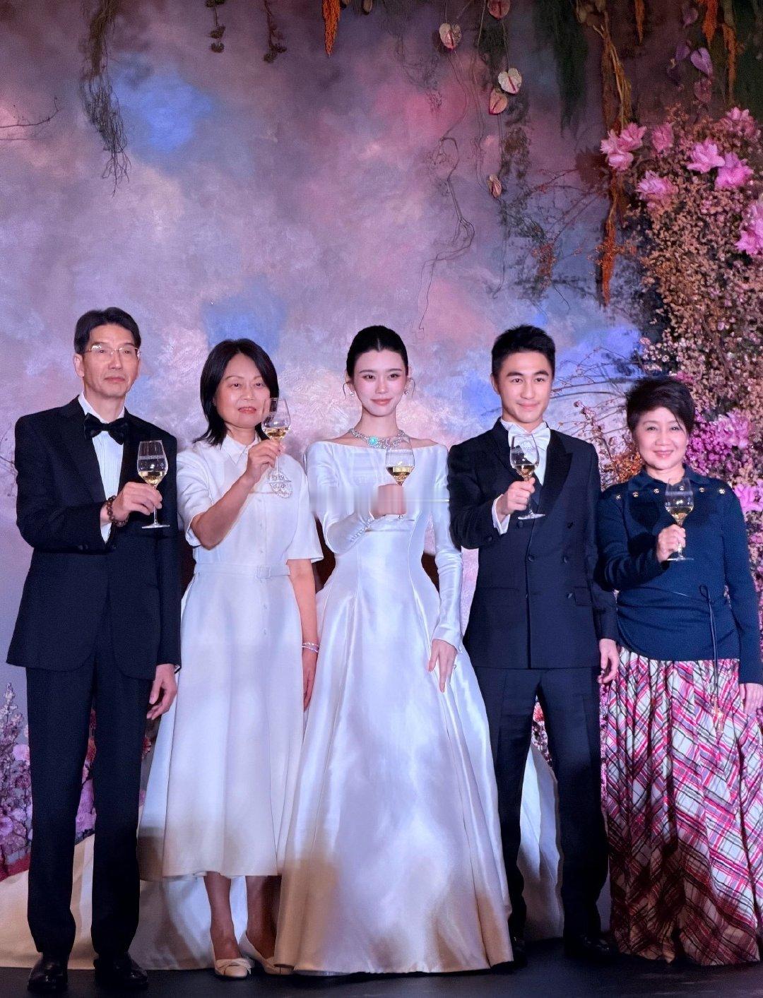 #何猷君妈妈感谢奚梦瑶#赌王四太梁安琪公开致谢儿媳奚梦瑶“善良优秀”，果然不管是豪门还是普通家庭，婆媳关系是很重要的 ​