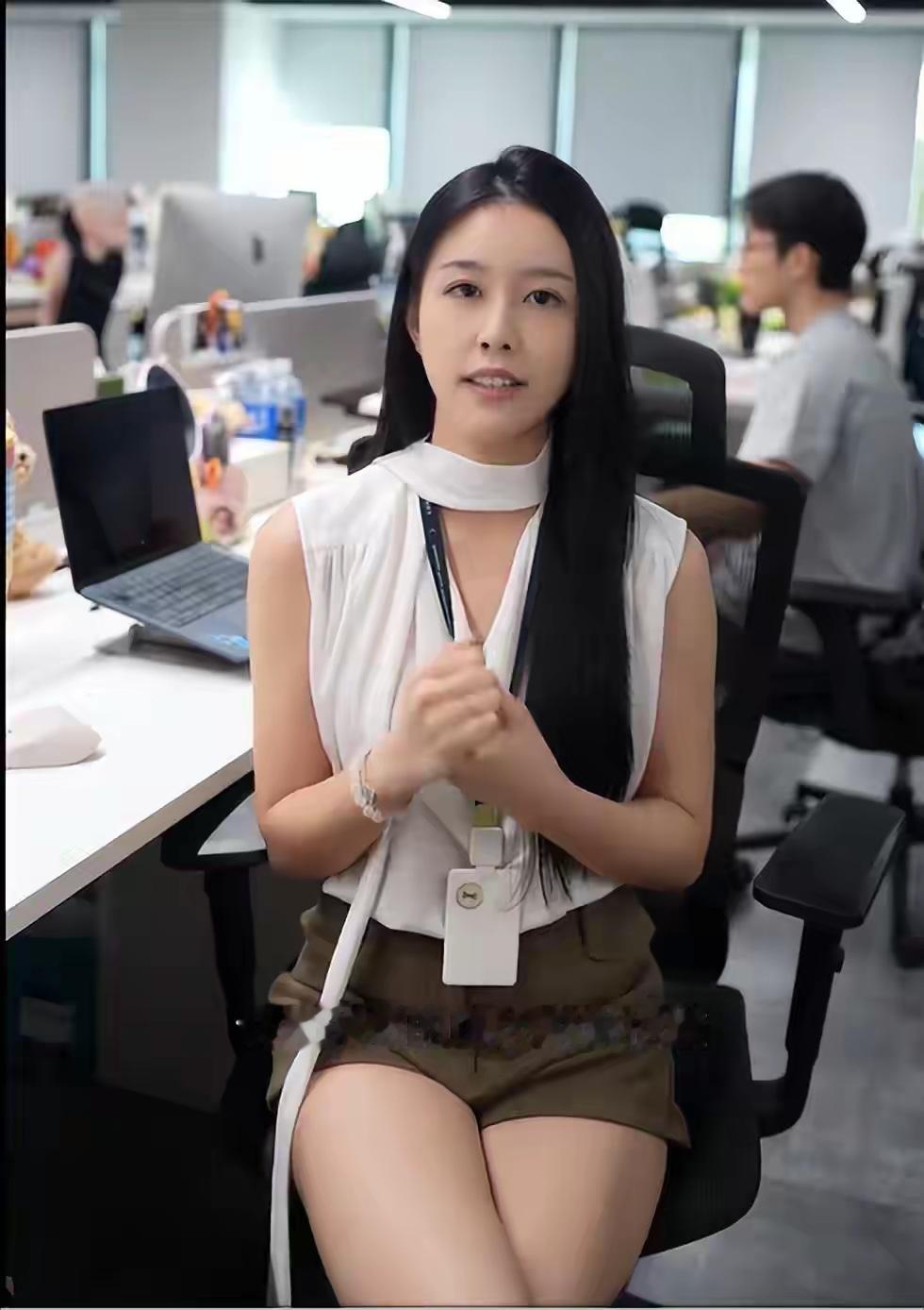 小鹏发布会出圈的不是车，是00后产品经理一句“老登怎么会懂年轻人”。她在MONA L05预售发布会吐槽木纹、镀铬“太老登”，还称何小鹏、王凤英“老登”“凤头”，舆论随即炸锅：玩梗可以，公开场合反复拿贬义词指代管理者和中老年群体，确实容易冒犯。随后她道歉，说本意非恶意，也没想到公共场合让人不 ​