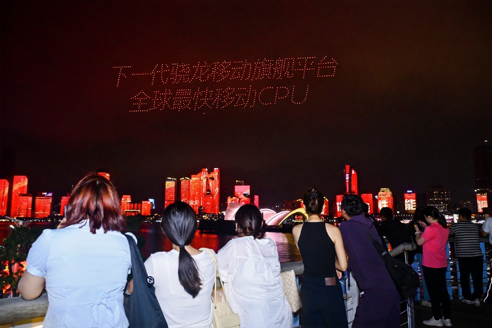 没赶上青岛的现场盛况，刷到灯光无人机秀，已经感受到PEL夏决的高燃氛围了。骁龙一加这波太懂电竞人了，让人越发期待PEL夏决！
#今晚抬头的青岛人赢麻了# #2026PEL夏季赛总决赛# #骁龙一加承包PEL夏决高能现场# ​