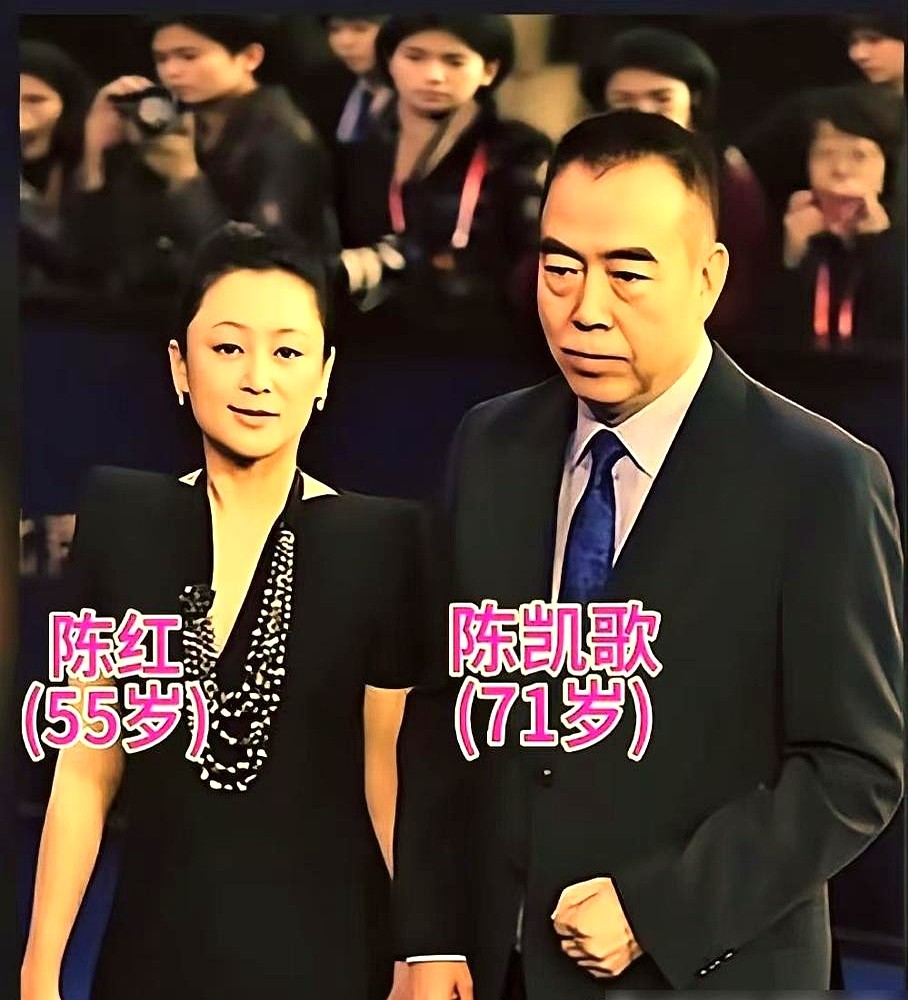 拍戏摔伤疼得直喊，亲妈只甩了一句：能自己爬回去，就能站上台。

陈飞宇这星二代当得够憋屈。在家吃饭，长辈没动筷子他只能干看着。想进娱乐圈？可以，先系上围裙给全家做几顿饭。

零花钱被抠得死死的。剧组受了伤想找爹妈求安慰，陈凯歌不给铺路，陈红连句软话都没有。

外人以为这大导家里毫无温度，可陈凯歌每次
