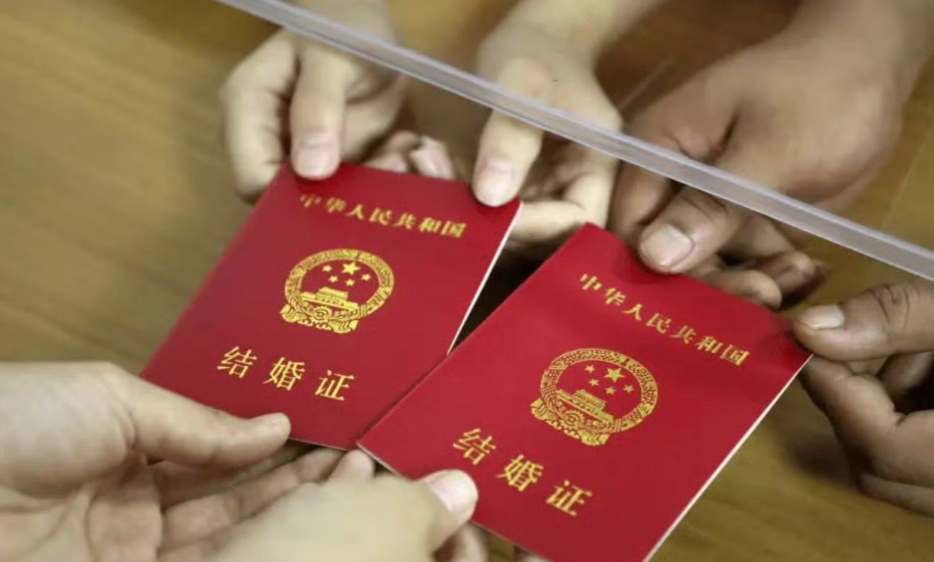 民政部统计公报显示，2025年全国结婚登记676.5万对，同比增长10.8%，终结了自2013年以来连续下滑的趋势。  一、核心数据与变化- 登记总量：全年依法办理结婚登记676.5万对，较上年增加约
