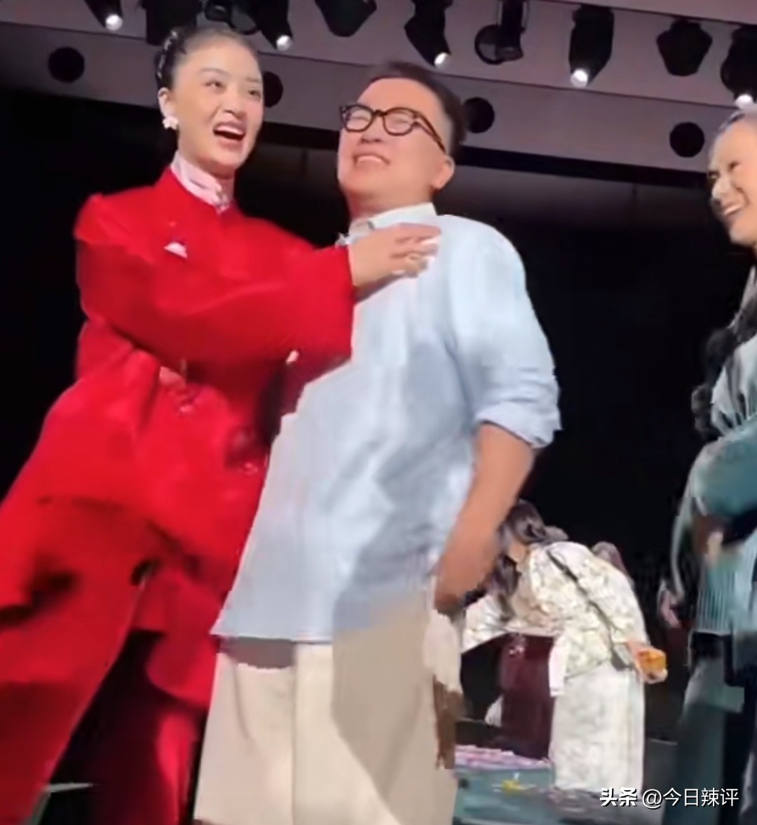 被亲脖子吓叫后，她还是笑着合完了
蒋欣在MESSENTIAL大秀合影，品牌主理人、男设计师马凯突然凑过来亲她脖颈。她&34;啊&34;地惊叫，整个人后仰、抬手推开，可一两秒后，还是把笑挂回脸上，配合拍完。
更让人不舒服的是网友扒出的对比：他跟同场的惠英红、胡杏儿、周涛合影都规规矩矩，唯独对蒋欣来了这一下。突袭式