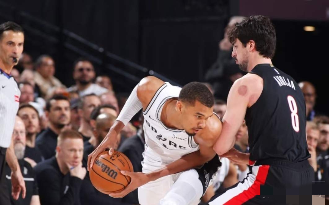 从落后19分到狂赢21分！马刺这场大逆转，把西部全打懵了  上半场结束...