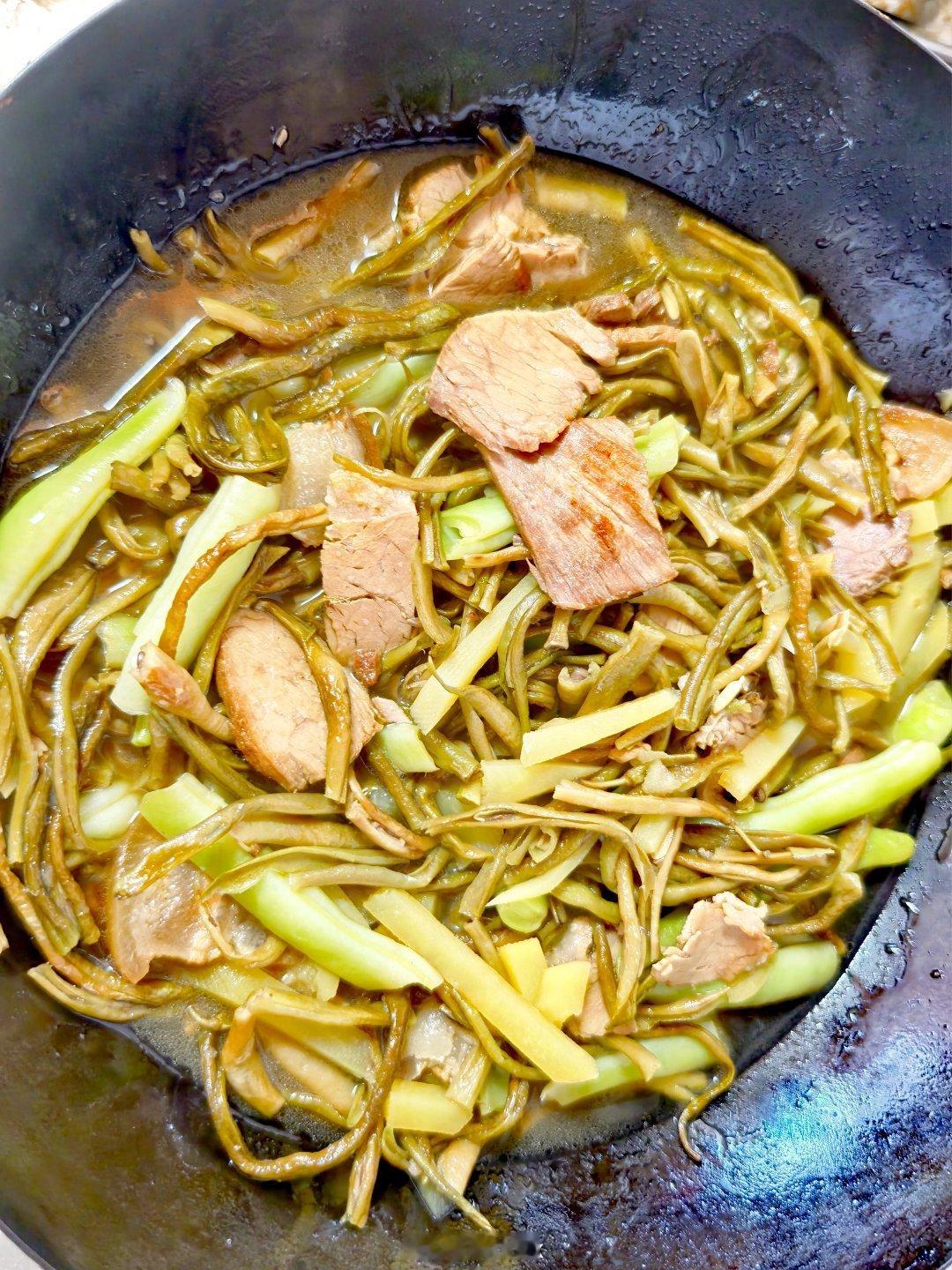 焖面，凉拌黄瓜条，萝卜丁泡菜，酸辣汤 材料：封缸肉一袋（200多克）...