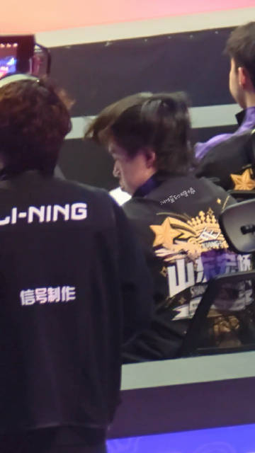 拿毛巾给自己呼噜成这样还撅嘴哈哈哈哈哈