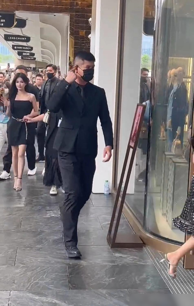 普通人里也随处可见比明星还美的！白鹿活动时，品牌方的小姐姐也 咱就是说...