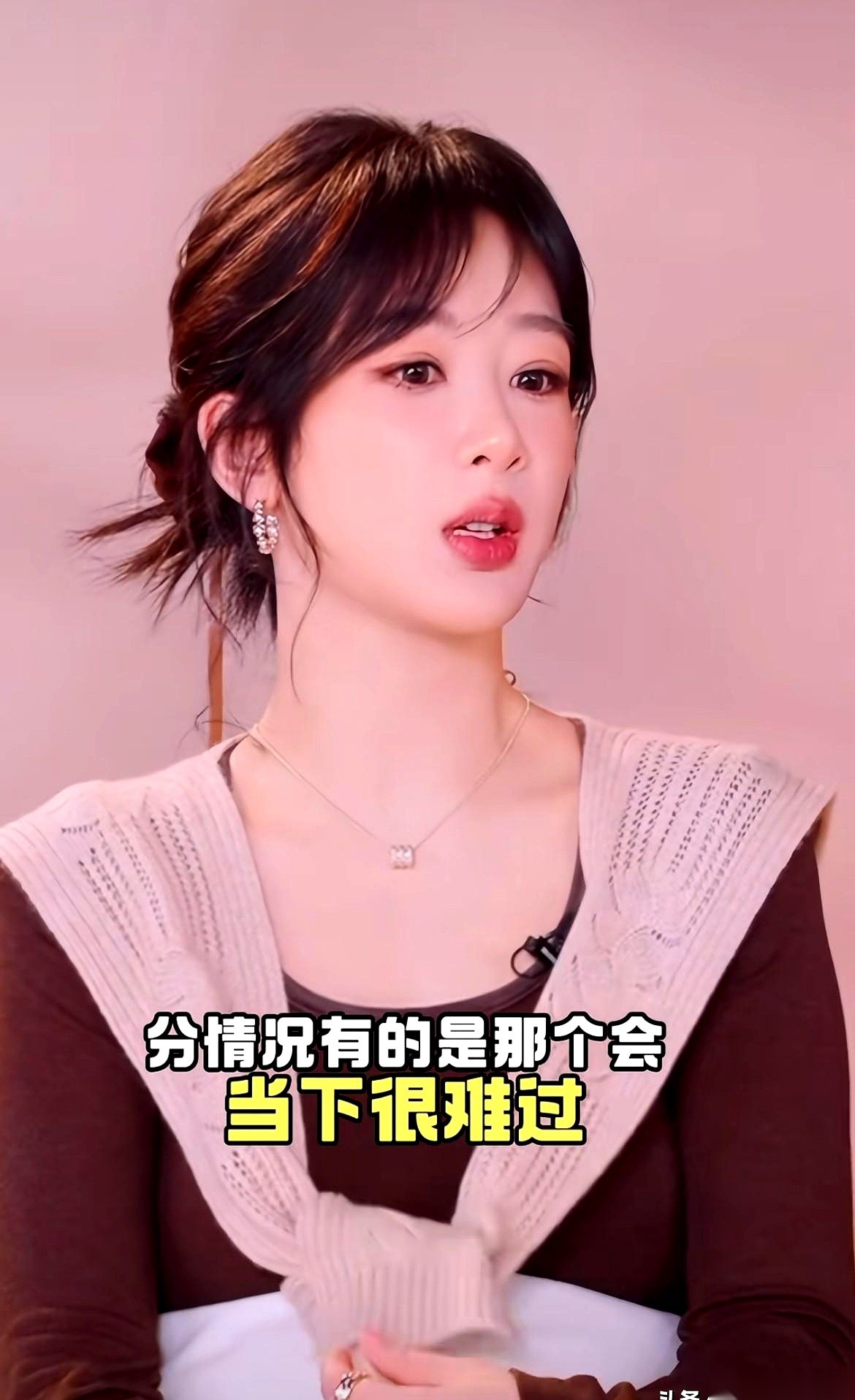 杨紫在10月14日的一段公开采访里，罕见地聊到了演员戏拍完后的“后劲”。
很多人以为演员在杀青现场最容易情绪崩溃，她却直接道出了实际情况：这事分戏，也分人。
有的戏刚拍完确实很难过，但有的戏在现场压根没感觉。最折磨人的反而是那种“慢半拍”——杀青当天波澜不惊，等日子一天天过去，脑子里反而开始没日没夜