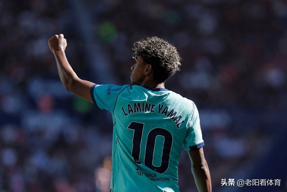 比肩梅西！亚马尔开局5轮3次梅开二度，21世纪仅此两人

西甲第5轮，巴萨客场4‑2战胜莱万特，亚马尔完成梅开二度。亚马尔成为21世纪第二位，赛季西甲开局前5场完成3次梅开二度的球员，上一位达成该成就，是2012‑13赛季的梅西，同样身披巴萨战袍￼
前5轮3次梅开二度，这项数据连C罗都未曾做到。很多