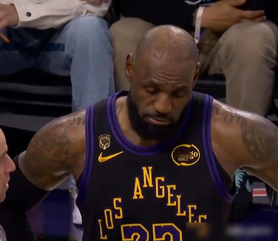 詹姆斯看到手机，骂了句“Shit”。 两个主力，一个腿筋撕裂，一个腹斜...