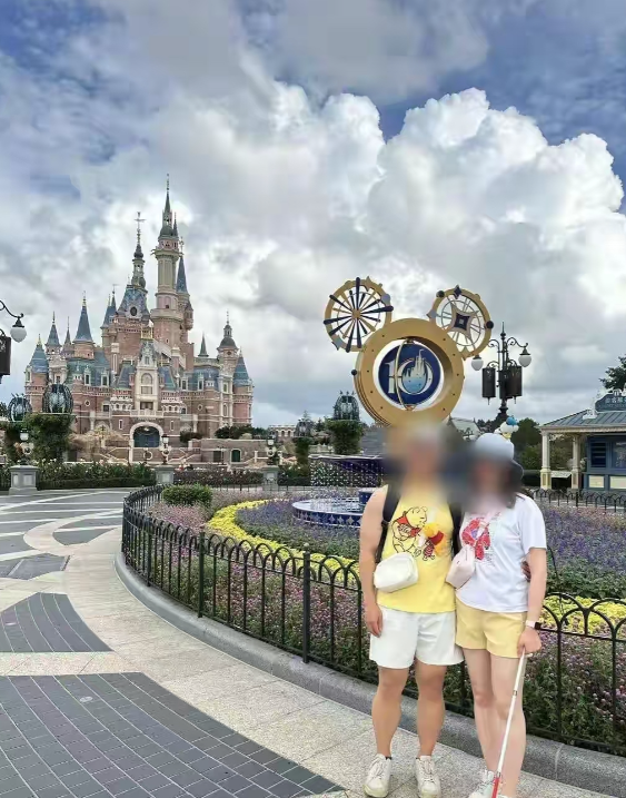 上海，视障女子和男友去迪士尼，办好了残障通行卡。游玩时工作人员让她把盲杖收起来，怕撞到别的游客。可盲杖收了，她根本没法走路。女子想要投诉，却因为看不见，认不出是哪位工作人员。园区客服说，盲杖属于棍类，入园需要提前邮件报备。 
 
这位女子姓宋，9月3日那天是和男友一起去的，去之前特意办好了残障人士通