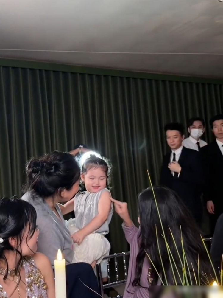 46岁张柏芝主动抱27岁韩安冉的女儿，居然被躲开了？
这事发生在前段时间的华伦天奴晚宴，俩人之前从来没公开同框过，算实打实的跨圈层梦幻联动。
当时孩子认生往妈妈身后缩，张柏芝半点没尴尬，当场蹲下来做鬼脸逗孩子，才10秒就把娃哄得愿意跟她玩。
韩安冉本身就是张柏芝老粉，事后特意解释是孩子怕生，反