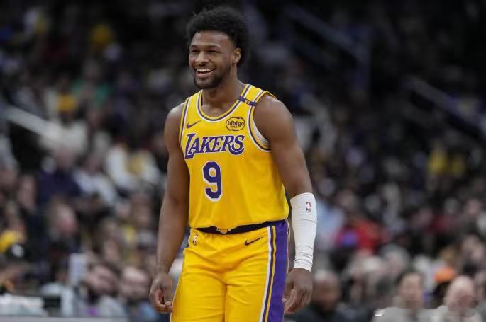#nba# 湖人休赛季积极补强，在确立以东契为核心后，锁定23岁前锋库明加作为重要目标。库明加同时外线稳定性提升提升空间，但优秀的运动与体能，能补强湖人先发大前锋战力。目前湖人与灰狼被视为主要竞湖人目前拥有16名合同球员，超过开季15人名单上限，加上球队前锋交易取得凯斯勒而首次触发层硬上限， ​