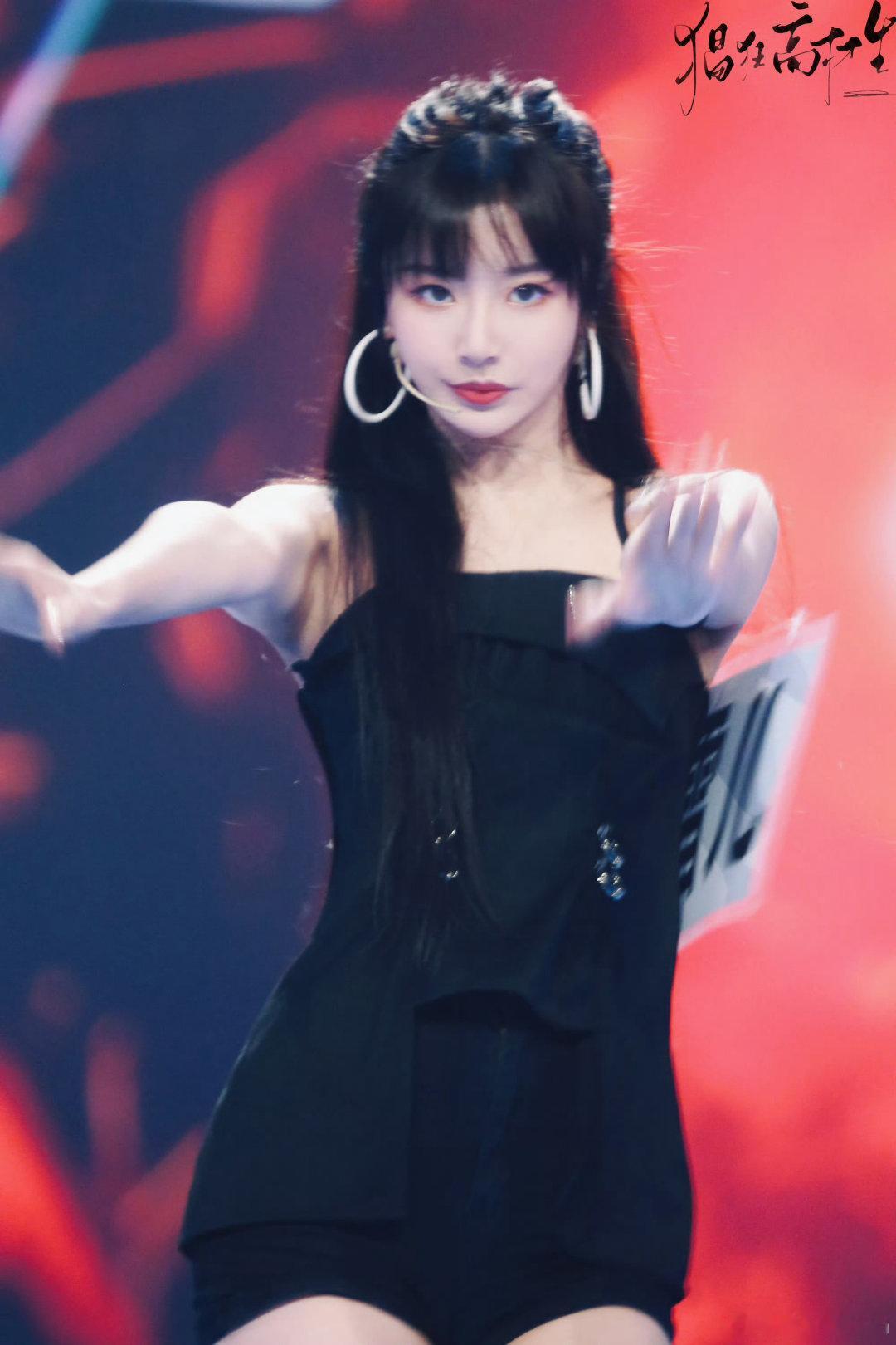 #孔雪儿[超话]# 有没有雪妈知道这是哪个站姐拍的好好好看啊啊啊，好飒好酷的雪儿 ​